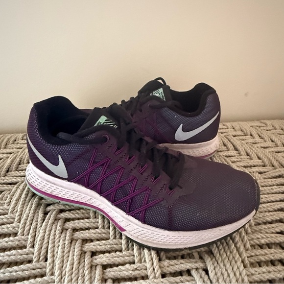 Nike Athletic Shoes - Picture 8 of 9